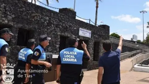 Imagen de agentes de la Policía Local de Tías en una zona de Puerto del Carmen.