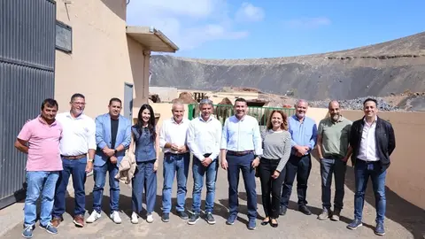 Visita de la Comisión de Ganadería del Gobierno de Canarias a una granja camellar del Vallito de Uga y al echadero de Timanfaya.