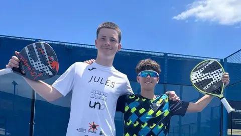 Los dos jugadores contentos tras el importante triunfo.