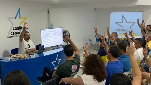Imagen de una de las votaciones realizadas en Coalición Canaria a mano alzada.