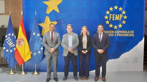 Yonathan de León junto al presidente de la Comisión de Migración e Inclusión Social de la FEMP, la directora general de la FEMP, y Jacobo Medina. en la sede de la FEMP en Madrid