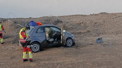 Bomberos del Consorcio de Seguridad y Emergencias junto al vehículo.