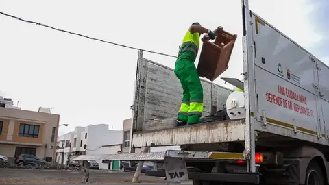 Imagen de uno de los trabajadores de la empresa realizando una recogida selectiva de enseres. 