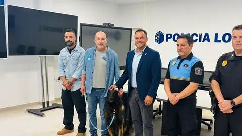 El alcalde de Arrecife, Yonathan de León, junto al Jefe de la Policía Local, el jefe de la Unidad Canina, y los instructores del curso