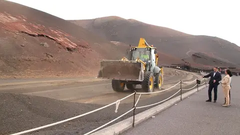 Óscar Noda y Agueda Cedrés supervisando los trabajos de acondicionamiento en el echadero de camellos del Parque Nacional de Timanfaya