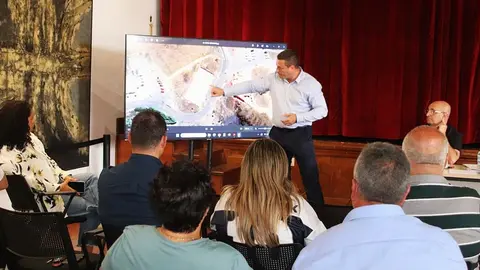 Óscar Noda explicando a los vecinos de El Golfo el proyecto que tienen para la localidad