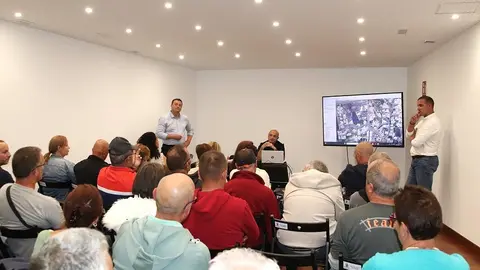 Óscar Noda y Ángel Lago en su encuentro con los vecinos de Uga.