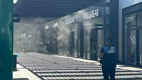 Humo proveniente del interior de uno de los comercios del Open Mall.