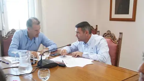 Domingo Cejas y Oswaldo Betancort en una imagen de archivo repasando documentación en el Cabildo