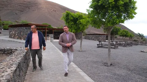 Visita realizada por el alcalde de Yaiza y el concejal de Parques y Jardines.