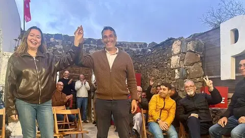 Alfredo Villalba con la líder de su partido, María Dolores Corujo
