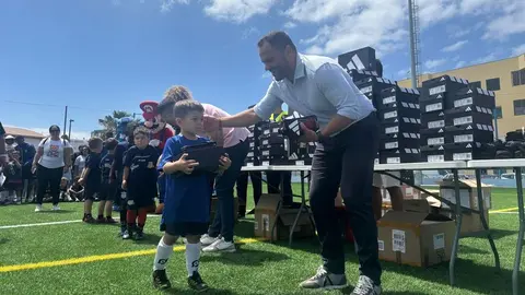 Yonathan de León fue uno de los encargados de dar los obsequios a los niños que participaron