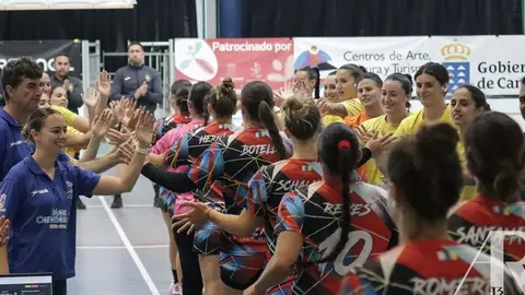 Imagen de los dos equipos en el momento del saludo inicial.