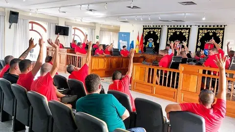 El alcalde Yonathan de León y el concejal de Transportes y Movilidad, Mario González, en una reunión reciente con los taxistas en el salón de plenos 