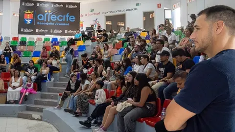 Rosmen Quevedo junto a los asistentes a los actos del día del Orgullo Friki en la Casa de la Juventud.