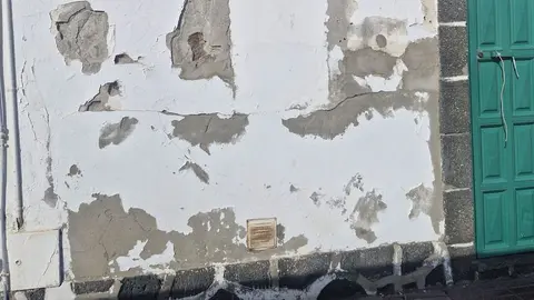 Imagen de cómo está la pared del Parador.