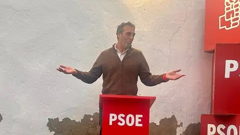 Alfredo Villalba durante su elección como secretario local del PSOE en Haría.