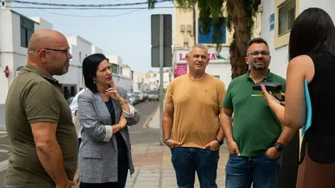 La concejal de Educación con sus compañeros escuchando las reivindicaciones.