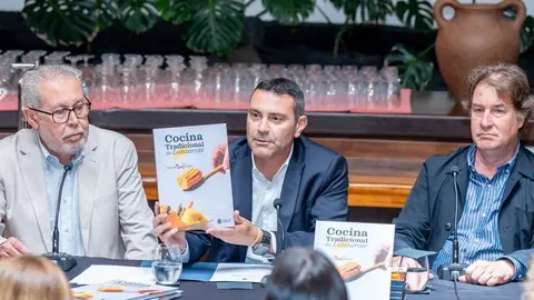 El presidente del Cabildo durante el acto de presentación del libro.