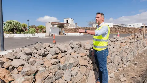 El consejero de Obras Públicas en la zona en la que se va a desarrollar la obra.