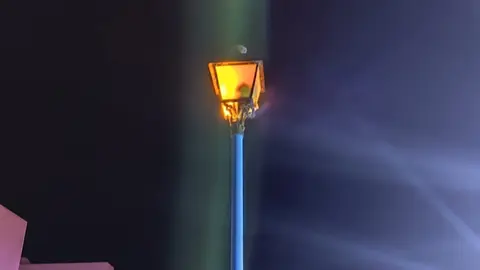 Fuego localizado en el interior de la farola.