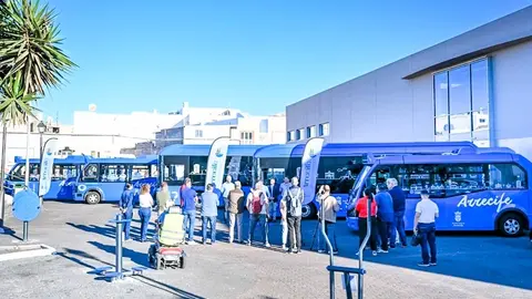 Imagen de la presentación de nuevas guaguas municipales.