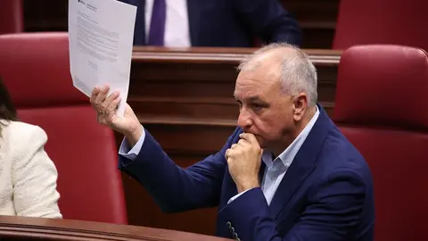 Luis Campos en el Parlamento de Canarias.