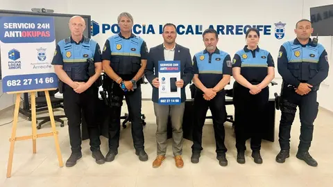 El alcalde de Arrecife Yonathan de León junto a los agentes de la Policía Local presentando el pionero servicio para frenar las okupaciones.