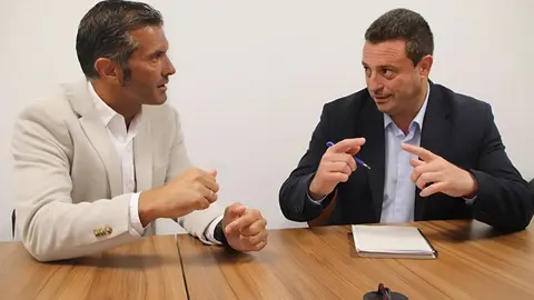 El alcalde de Yaiza y el vicepresidente de  GEHOCAN Lanzarote