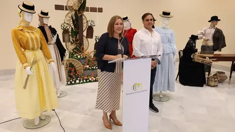Astrid Pérez inugurando la muestra de trajes de hábitos tradicionales de las islas