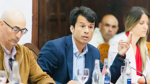 Marcos Bergaz en el centro de la imagen durante el desarrollo de un pleno.