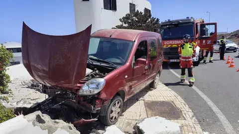 Imagen de cómo quedó el vehículo tras el fuerte impacto.