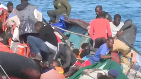 Imagen del momento del naufragio captada por gente que estaba en el puerto. 