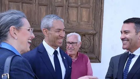 Oswaldo Betancort junto al alcalde de San Antonio.