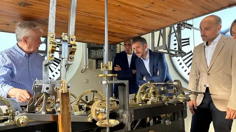 La expedición del Gobierno de Canarias visitando las entrañas del famoso reloj.