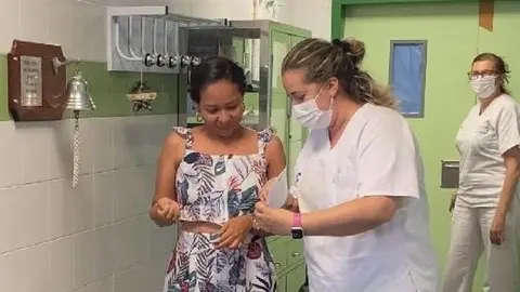 Momento de la entrega de las semillas a una paciente.