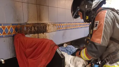 Momento de la actuación de uno de los bomberos en la cocina del conocido hotel