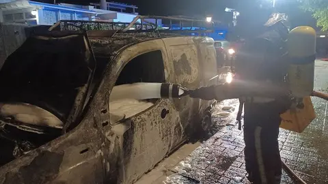 Momento de la actuación de uno de los bomberos que intervino en el siniestro