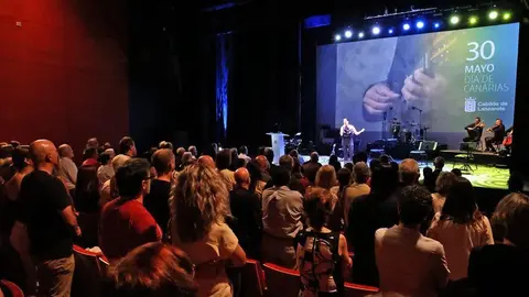 El teatro se llenó para celebrar el Día de Canarias