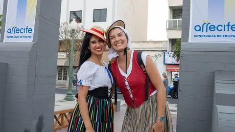 Con esta sonrisa y con esos trajes tan bonitos se ha recibido este viernes a la gente en el Parque José Ramírez Cerdá