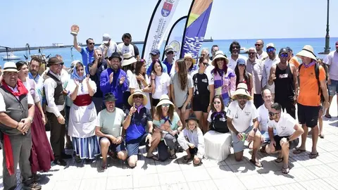 Foto de familia de la gente que participó en la regata