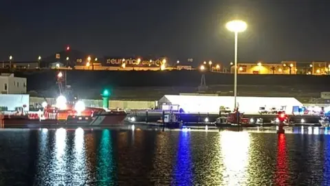 Imagen de archivo de la llegada de una patera con la tripulación de Salvamento a Puerto Naos.