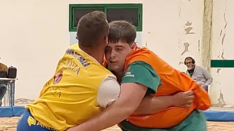 Momento de una agarrada entre un luchador del Norte y otro del Yaiza