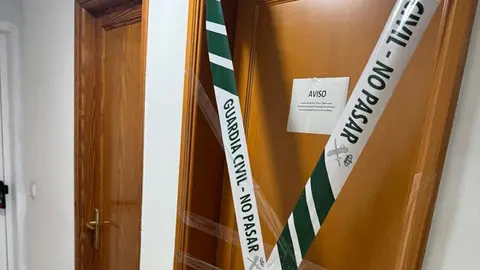 Imagen de los baños de la Guardia Civil precintados.