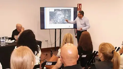 El alcalde explica a Uga el plan inversor para el pueblo