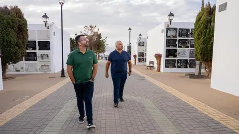 Echedey Eugenio y Jacobo Lemes en una visita al cementerio (1)