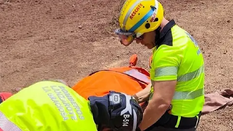 Operarios de Emerlan y del Consorcio realizando las labores de auxilio.
