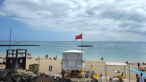 Imagen de la bandera roja que había este martes en la conocida playa artifical del sur de Lanzarote