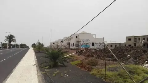 Imagen de la parcela con las obras a medio construir a la entrada de la urbanización de Costa Teguise. 