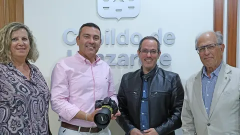 Oswaldo Betancort junto a el reportero de guerra Alberto Hugo Rojas.
